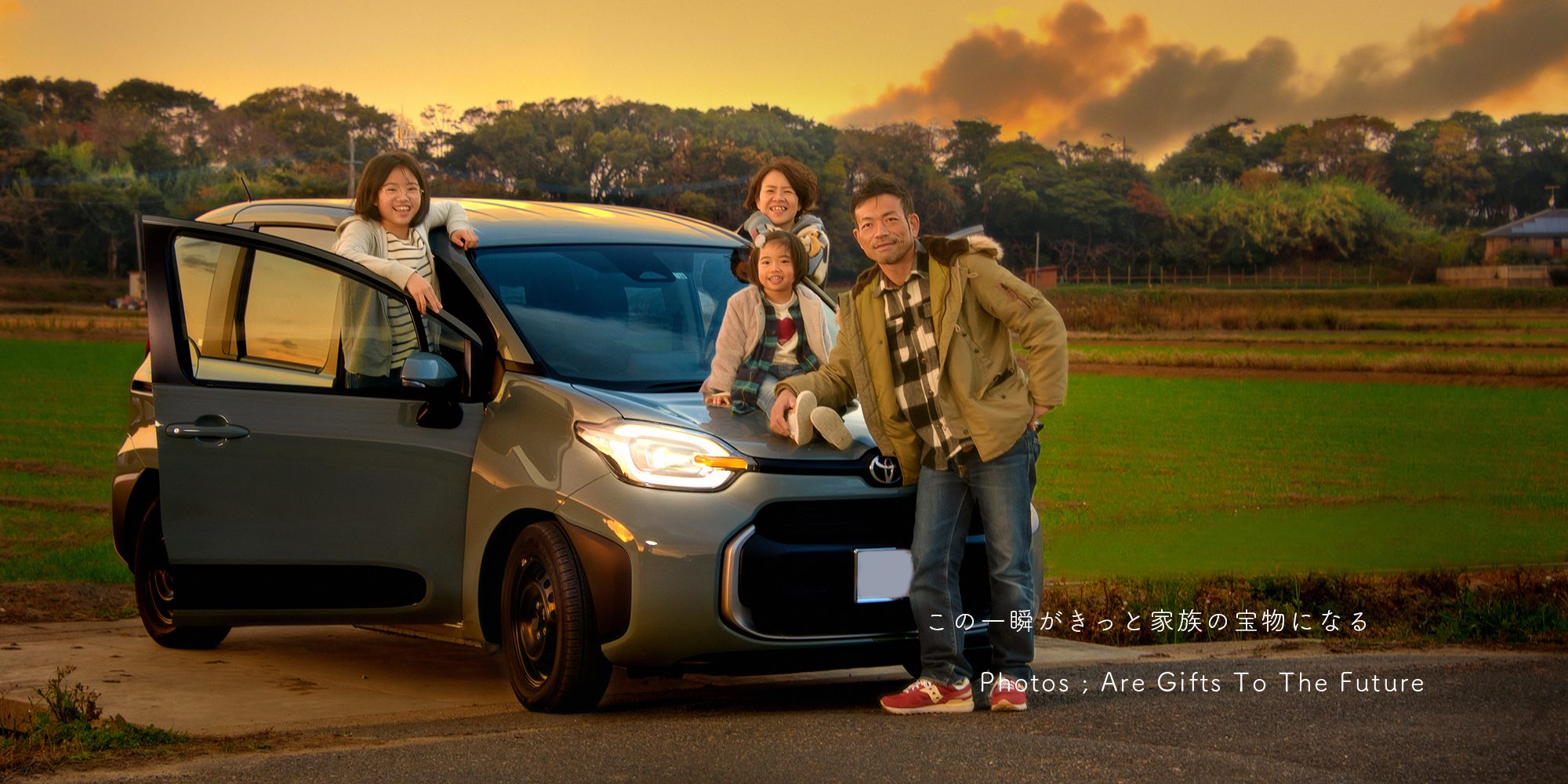 <img src=”https://www.studio-genyo.com/cwp/wp-content/uploads/2018/04/DSC_8035-1.jpg”alt=”新車と一緒に家族写真“>